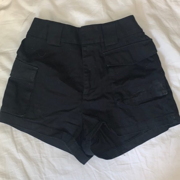 ARITZIA black cargo shorts - Picture 1 of 3